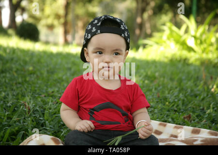 Cute baby boy wearing red shirt photo Banque D'Images