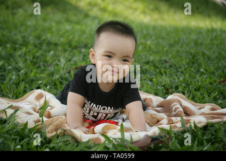 Photo de mignon bébé garçon portant une chemise noire Banque D'Images