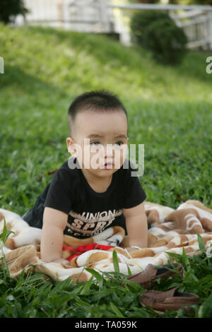 Photo de mignon bébé garçon portant une chemise noire Banque D'Images