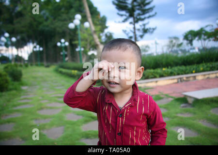 Cute baby boy wearing red shirt photo Banque D'Images