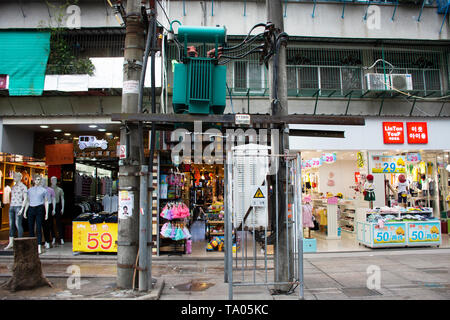 Transformateur électrique et câbles électriques à poteau d'électricité de HuaQiao Xin Lu BuXingJie nuit rue marché à Shanghai ville ou Swatow city le 8 mai 2 Banque D'Images