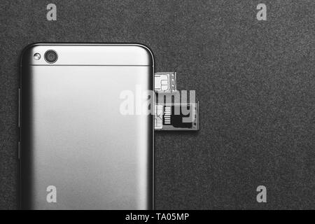 Adygea, Russie - 3 janvier 2018 : smartphone chinois Xiaomi Redmi 5A de l'argent avec fentes pour cartes SIM nano lecteur micro SD, côté arrière close up top Banque D'Images