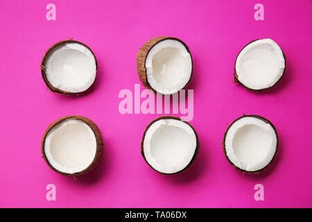 Moitiés de noix de coco fraîche sur un fond de couleur Banque D'Images