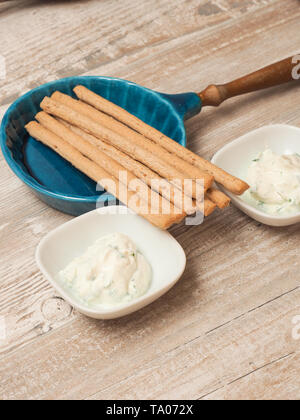 Fromage à la crème fraîche avec la ciboulette et le persil servi avec des bâtons d'épeautre bio Banque D'Images