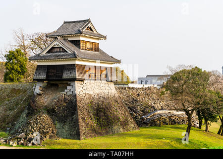 Château Kumamoto montrant les dégâts causés par le tremblement de terre de 2016. L'Inui Yagura, tourelle, avec les murs en pierre autour d'Ishigaki et largement sous s'est effondré. Banque D'Images