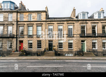 La terrasse maisons traditionnelles en bois coloré avec portes avant sur une journée d'automne. Edinburgh, Ecosse, Royaume-Uni. Banque D'Images