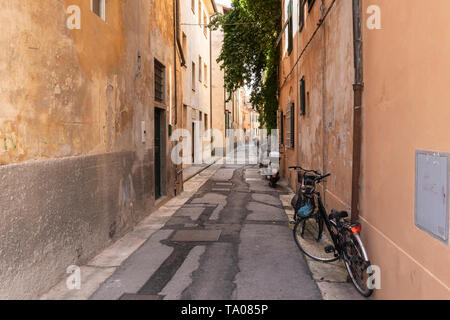 Côté rue de Pise avec scooter, Via Della Conce Banque D'Images