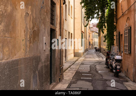 Côté rue de Pise avec scooter, Via Della Conce Banque D'Images