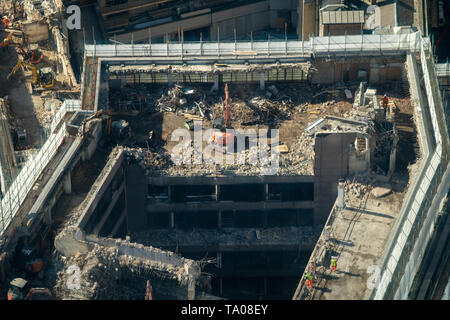 Un immeuble de bureaux dans la ville d'être démoli comme vu de Searcys au dernier étage de l'immeuble de cornichon à Londres. Date de la photo : Le mardi, Mai 21, 201 Banque D'Images