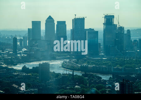 Vue sur Canary Wharf vu de Searcys au dernier étage de l'immeuble de cornichon à Londres. Date de la photo : Le mardi, 21 mai 2019. Photo : Roger Garfiel Banque D'Images