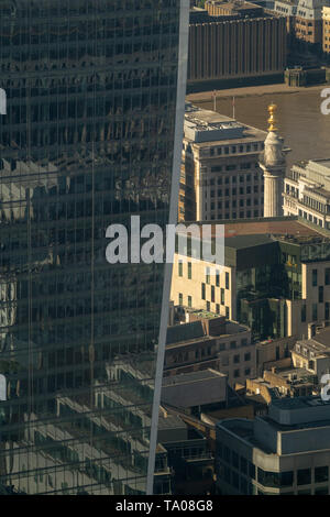 Vue sur le Monument vu de Searcys au dernier étage de l'immeuble de cornichon à Londres. Date de la photo : Le mardi, 21 mai 2019. Photo : Roger Garfiel Banque D'Images