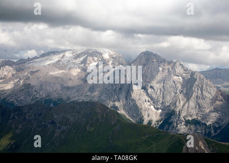 Le glacier de MARMOLADA et Gran Vernel vue depuis le sommet du sas de Pordoi partie de la Sella Gruppe près de Selva Val Gardena Dolomites Italie Banque D'Images