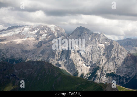 Le glacier de MARMOLADA et Gran Vernel vue depuis le sommet du sas de Pordoi partie de la Sella Gruppe près de Selva Val Gardena Dolomites Italie Banque D'Images