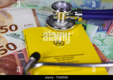 La vaccination médicale concept coût - stéthoscope et certificat international de vaccination jaune sur le papier-monnaie euro bank notes Banque D'Images