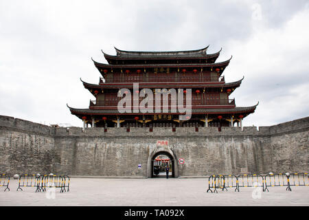 Les gens foriegner chinois et visite voyage Voyageurs et Xiashui Guangji Gate avec ruines antiques Ming et mur de la ville de Chaozhou Teochew au le 8 mai 20 Banque D'Images