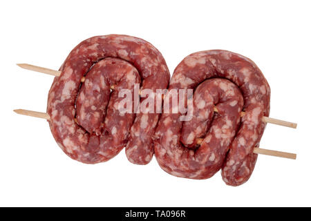 Les viandes, saucisses pour barbecue sur des brochettes en bois. Isolé sur blanc. Banque D'Images