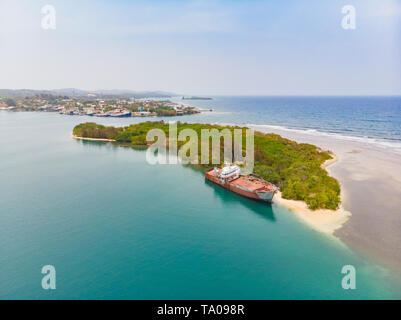 Rusted naufrage sur l'île des Caraïbes cay à Roatan, Honduras Banque D'Images