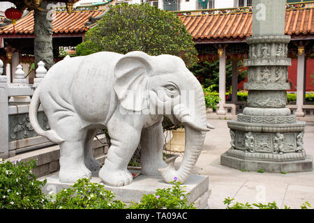 Statue en pierre de l'éléphant en plein air jardin de style chinois pour les Chinois et les voyageurs étrangers en visite au Temple Kaiyuan ville Teochew, le 8 mai 201 Banque D'Images