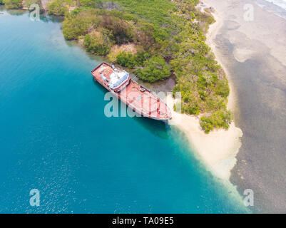 Rusted naufrage sur l'île des Caraïbes cay à Roatan, Honduras Banque D'Images