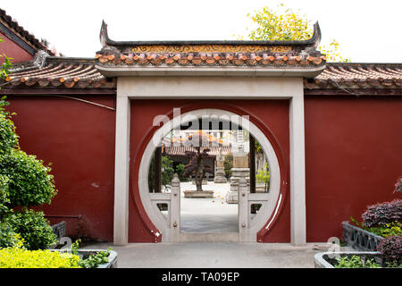 Vue paysage et jardinage décoration jardin de style chinois de Tian Tan de parc Tiantan temple à Shanghai ville ou Swatow city le 7 mai 2018 dans Ch Banque D'Images