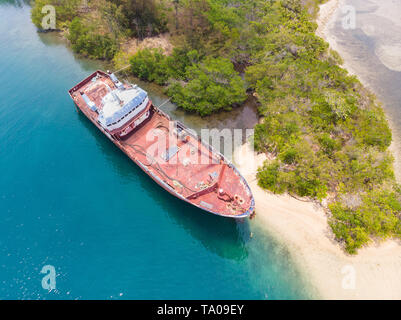 Rusted naufrage sur l'île des Caraïbes cay à Roatan, Honduras Banque D'Images