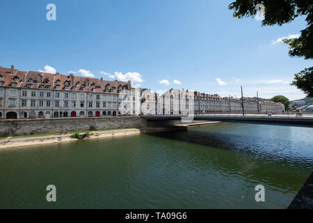 Besançon (nord-est de la France) : quartier de la Boucle dans le centre-ville. Aperçu de la rivière et les quais de "pont" pont Battant ** Banque D'Images