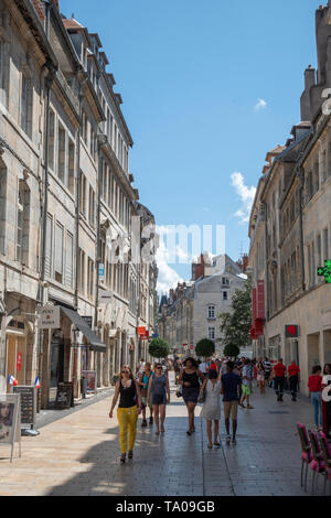 Besançon (nord-est de la France) : La Grande Rue Grande rue, quartier de la boucle, dans le centre-ville légende locale *** *** Banque D'Images