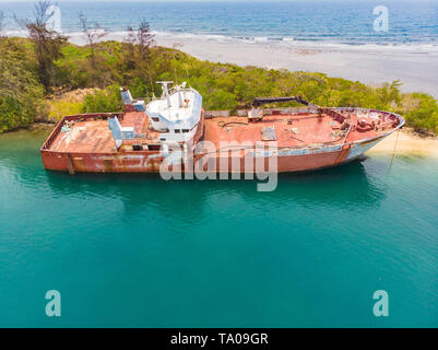 Rusted naufrage sur l'île des Caraïbes cay à Roatan, Honduras Banque D'Images