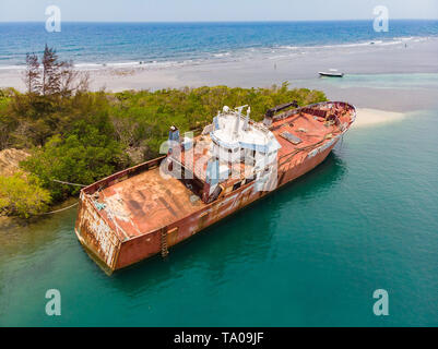 Rusted naufrage sur l'île des Caraïbes cay à Roatan, Honduras Banque D'Images