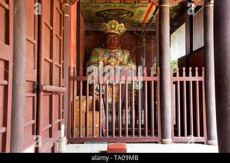 Ange gardien guerrier chinois porte statue à la porte du temple Tiantan à Shanghai ville ou Swatow city pour personnes visitent et respect prier le 7 mai 2018 Banque D'Images