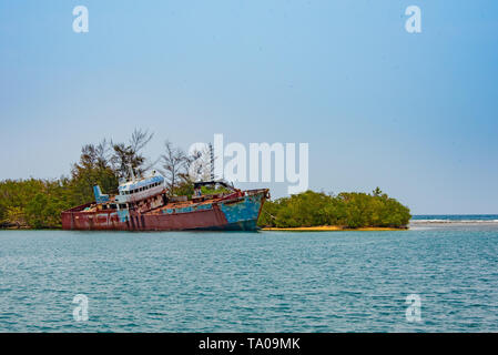 Rusted naufrage sur l'île des Caraïbes cay à Roatan, Honduras Banque D'Images