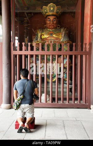 Le peuple chinois priant ange gardien porte guerrier chinois statue à la porte du temple Tiantan à Shanghai ville ou Swatow city pour personnes visitent et respect Banque D'Images