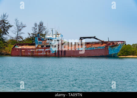Rusted naufrage sur l'île des Caraïbes cay à Roatan, Honduras Banque D'Images