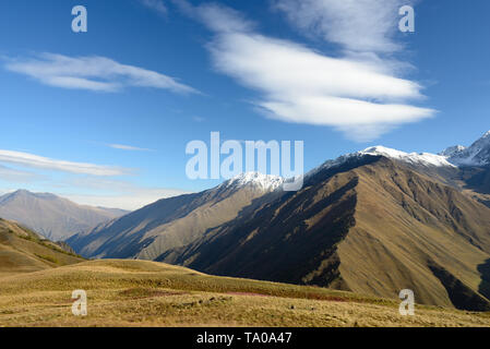 De belles vues sur les montagnes du Caucase, pendant le trekking relie les villages Omalo et Chatili, de Tusheti à Khevsureti, Géorgie. Banque D'Images