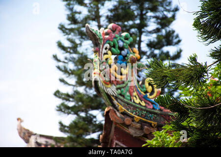 Décoration design et de la sculpture et de la sculpture art colorés de toit au sanctuaire chinois Kaiyuan Temple à Teochew city le 8 mai 2018 dans le Guangdong, Chine Banque D'Images