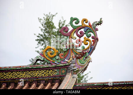 Décoration design et de la sculpture et de la sculpture art colorés de toit au sanctuaire chinois Kaiyuan Temple à Teochew city le 8 mai 2018 dans le Guangdong, Chine Banque D'Images