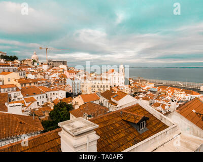 Vue sur le quartier Alfama à Lisbonne, Portugal, avec bâtiments colorés et le Panthéon National Banque D'Images