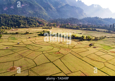 Vue aérienne de champs agricoles et de formations rocheuses à Vang Vieng, Laos. Vang Vieng est une destination populaire pour le tourisme d'aventure dans un lan karst calcaire Banque D'Images