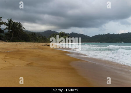 Les vagues de mousson à Juara Beach sur l'île de Tioman, Malaisie Banque D'Images