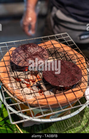 Le riz gluant noir grillé sur un marché de nuit de Chiang Mai, Thaïlande Banque D'Images