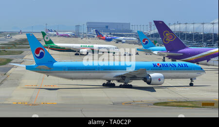 Osaka, Japon - Apr 18, 2019. Le roulage des avions de passagers sur la piste de l'aéroport de Kansai (KIX), à Osaka au Japon. Banque D'Images