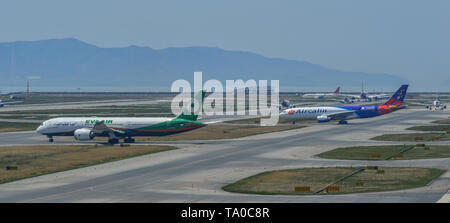 Osaka, Japon - Apr 18, 2019. Le roulage des avions de passagers sur la piste de l'aéroport de Kansai (KIX), à Osaka au Japon. Banque D'Images