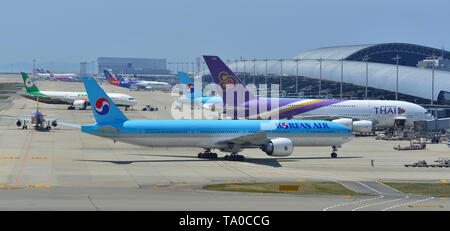 Osaka, Japon - Apr 18, 2019. Le roulage des avions de passagers sur la piste de l'aéroport de Kansai (KIX), à Osaka au Japon. Banque D'Images