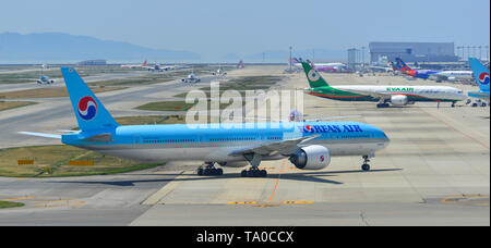 Osaka, Japon - Apr 18, 2019. Le roulage des avions de passagers sur la piste de l'aéroport de Kansai (KIX), à Osaka au Japon. Banque D'Images