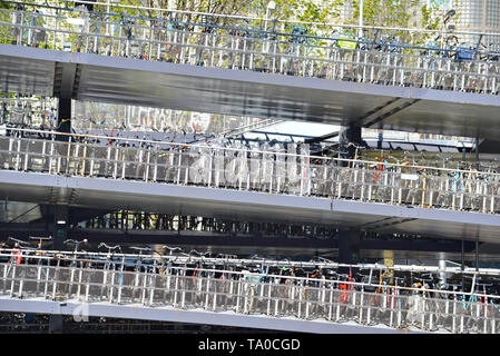 Le stationnement des vélos à plusieurs étages, la gare centrale, Amsterdam, Pays-Bas Banque D'Images