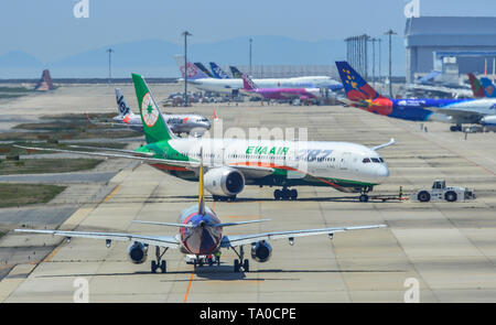 Osaka, Japon - Apr 18, 2019. Le roulage des avions de passagers sur la piste de l'aéroport de Kansai (KIX), à Osaka au Japon. Banque D'Images