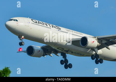 Singapour - Mars 27, 2019. VH-QPI Qantas Airbus A330-300 à l'atterrissage à l'aéroport de Changi (NAS). La notation est actuellement de Changi Meilleur aéroport du monde par Skytrax ( Banque D'Images