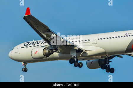 Singapour - Mars 27, 2019. VH-QPI Qantas Airbus A330-300 à l'atterrissage à l'aéroport de Changi (NAS). La notation est actuellement de Changi Meilleur aéroport du monde par Skytrax ( Banque D'Images