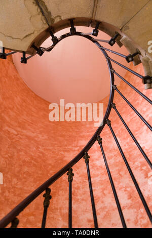 Un escalier en spirale dans un ancien hôtel particulier de Français Banque D'Images