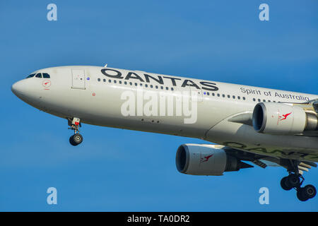 Singapour - Mars 27, 2019. VH-QPI Qantas Airbus A330-300 à l'atterrissage à l'aéroport de Changi (NAS). La notation est actuellement de Changi Meilleur aéroport du monde par Skytrax ( Banque D'Images